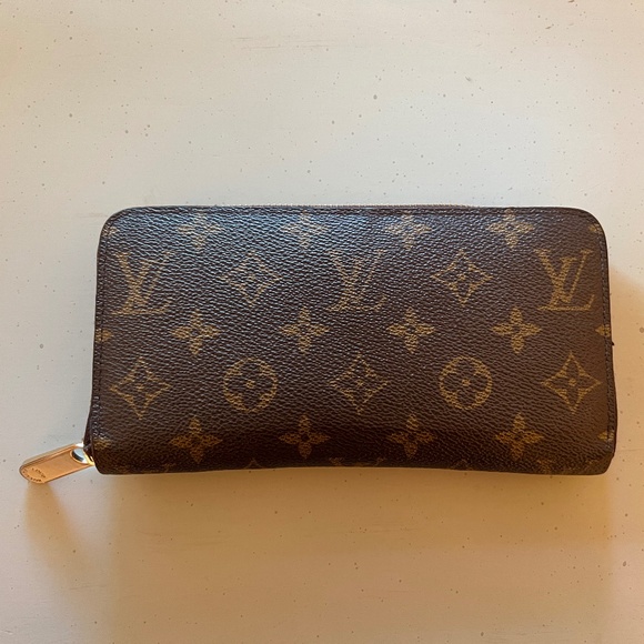 Louis Vuitton | Zippy Wallet w/ Brown Interior | Good to Great Condition - Picture 4 of 14